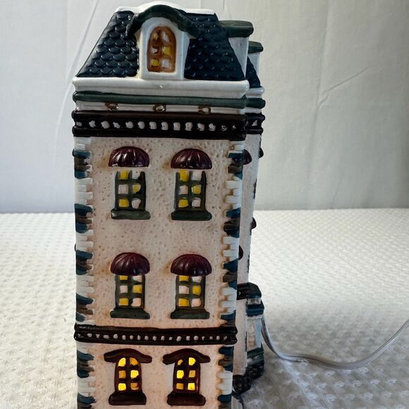 Dickens Collectibles Town Series Porcelain Lighted House "Hotel" - Picture 2 of 5